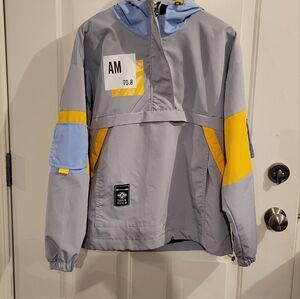 Men's windbreaker pull over size medium. This is more style vs. function.